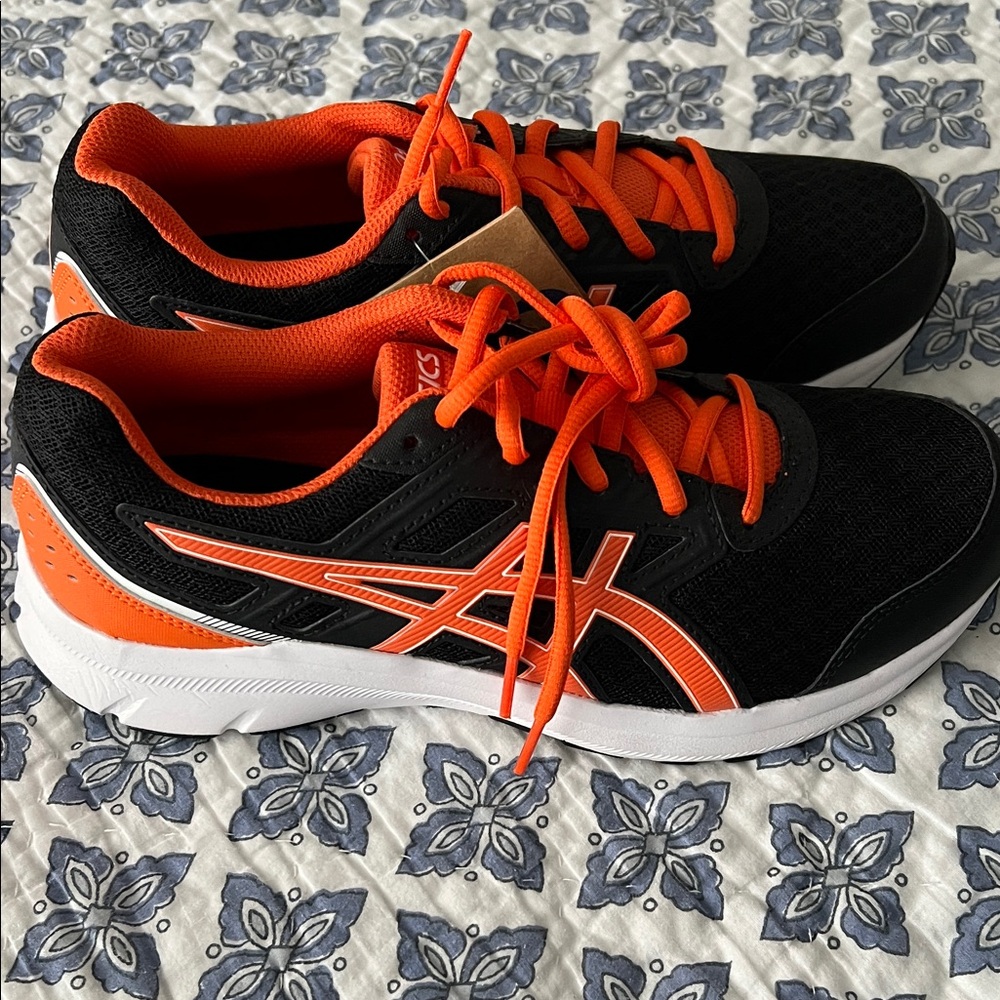 BNWT ASICS Bolt Kids Sneakers Size 6.5 - Black and Orange
